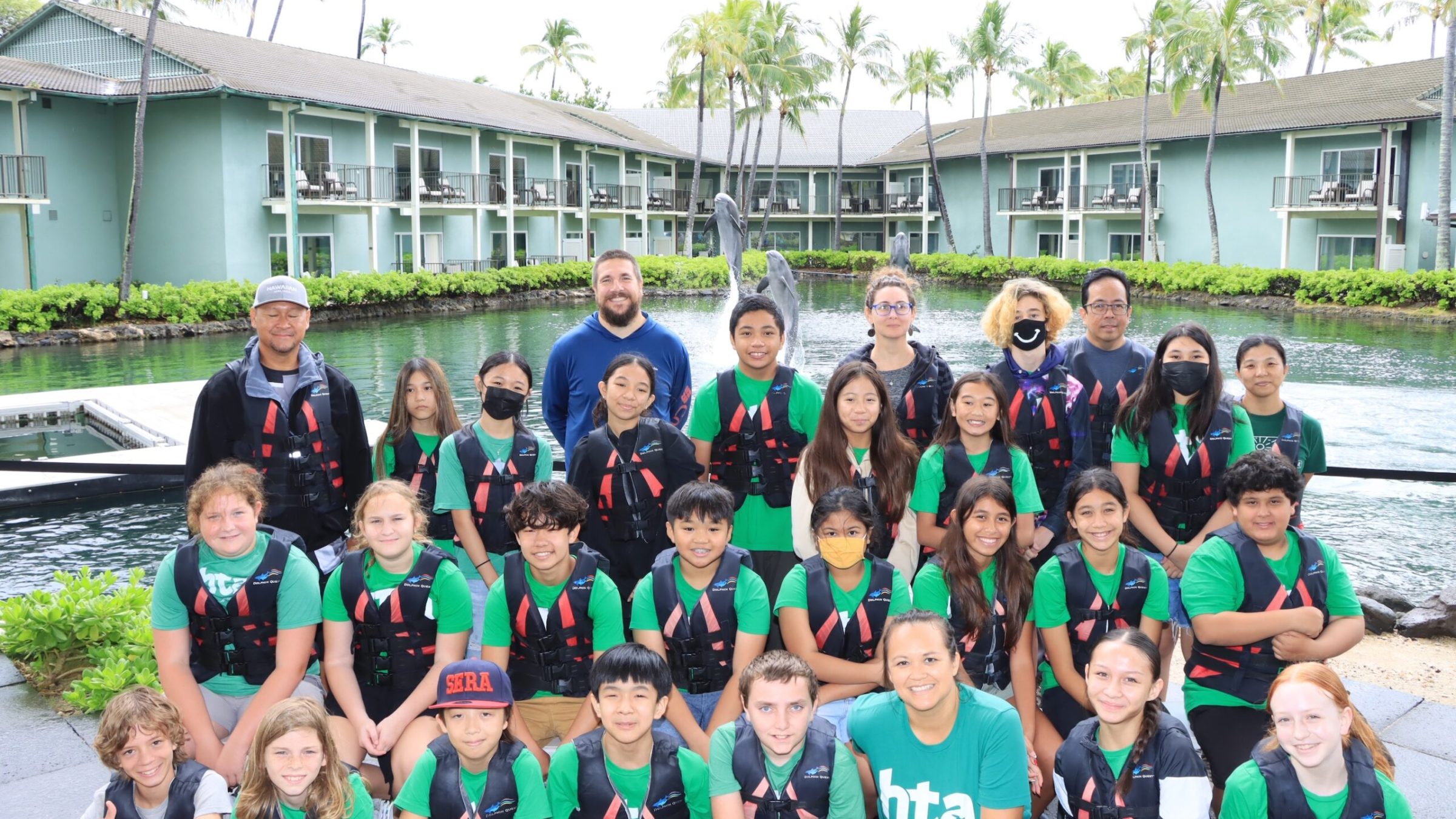 A group photo of young children together with their instructors during field trip.